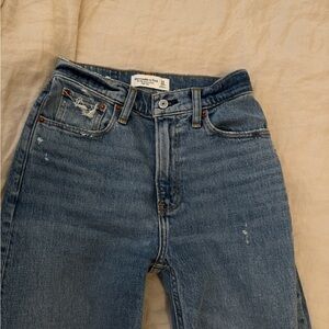 Abercrombie & Fitch 90s Relaxed Jean
High Rise
